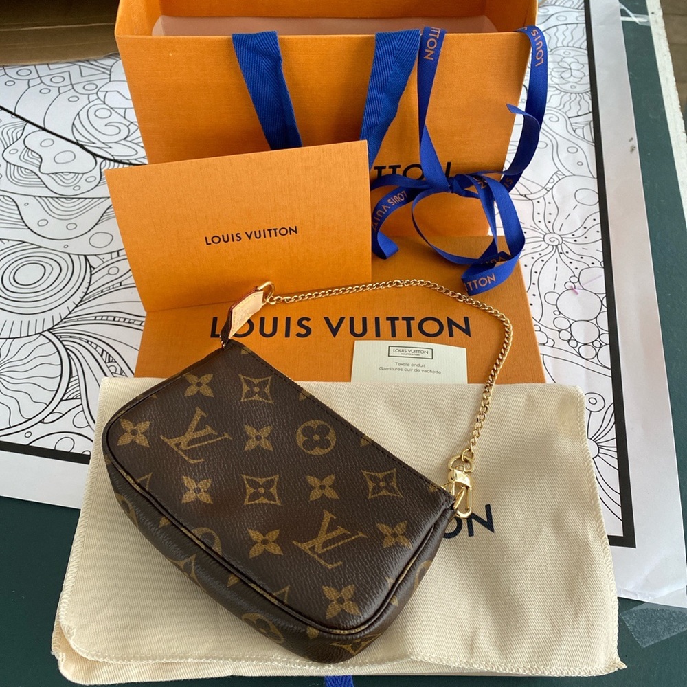 LOUIS VUITTON POCHETTE